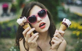 美女戴墨镜吃瓜,夏日风情尽显