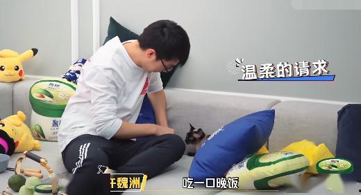 上海健身男吃瓜视频,意外走红网络